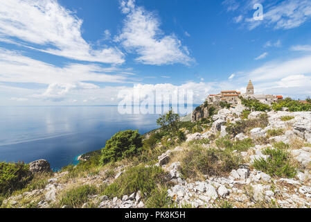 Alte Häuser aus Stein und Kirche der Flüchtling Siedlung Lubenice auf einem felsigen Plateau über dem Meer auf der Insel Cres, Kvarner Bucht, Kroatien Stockfoto