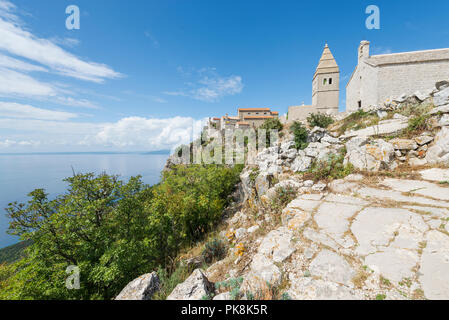 Alte Häuser aus Stein und Kirche der Flüchtling Siedlung Lubenice auf einem felsigen Plateau über dem Meer auf der Insel Cres, Kvarner Bucht, Kroatien Stockfoto