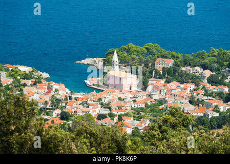 Blick von St. Ivan, der Hafen der Stadt Veli Lošinj mit der Kirche S. Antonio Abate, Losinj, Kvarner Bucht, Kroatien Stockfoto