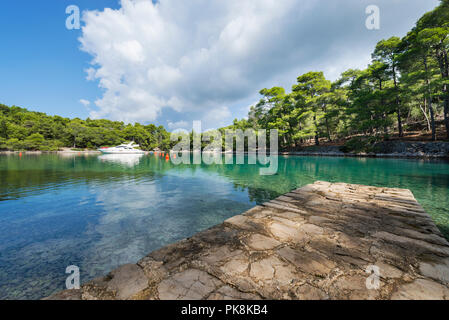 Segeln Boote und Yachten in der Bucht Krivica günstig durch felsige Küste umgeben und Kiefernwald auf der Insel Lošinj, Kvarner Bucht, Kroatien Stockfoto