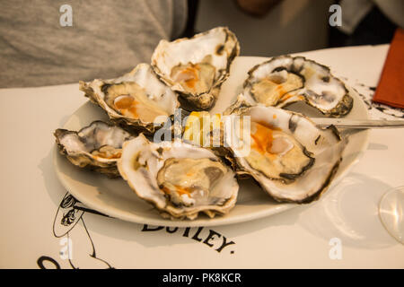 Platten von Austern auf Tisch, Butley Oysterage Restaurant, Orford, Suffolk, England, Großbritannien Stockfoto