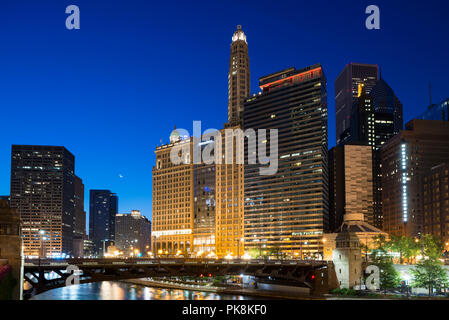 Der Chicago River nacht Ansicht mit Halbmond. Chicago, USA Stockfoto