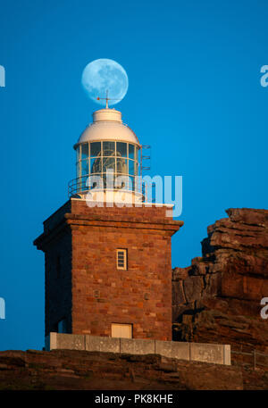 Leuchtturm Kap der Guten Hoffnung und der Mond im blauen Himmel. Südafrika. Stockfoto