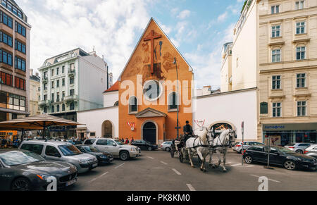 Wien, Österreich - 1 Oktober, 2017: Pferdekutsche gegen Kapuzinerkirche, die Häuser Kaisergruft am Neuen Markt Stockfoto