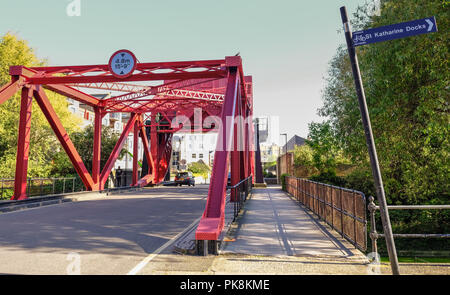 Shadwell Becken, London, UK - 7. Mai 2018: Rot Klappbrücke über das Dock in der Nähe von shadwell. Zeigt einen hellen Tag mit dem Auto über die Brücke. Stockfoto