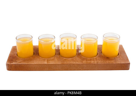 Gelb, gleiche Farbe opak Cocktails, eine Reihe von Aufnahmen in einer Zeile, fünfmal auf einem Stand aus Holz, Substrat. Seitenansicht isoliert weißer Hintergrund. Trinken Stockfoto