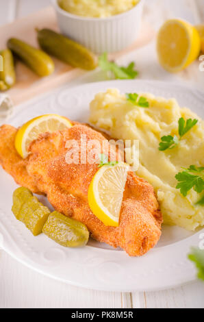 Frische Weiner schitzel Original, Kartoffelpüree, pickless Zitronen und Kräutern auf der Oberseite Stockfoto