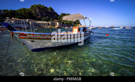 Taormina, Italien - 9. Juli 2018: typisch Sizilianische hölzernes Boot in der transparenten Wasser verankerten. Stockfoto