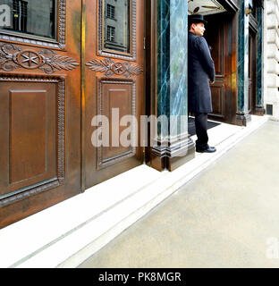 Der Portier im Cafe Royal, Regent Street, London, England, UK. Stockfoto