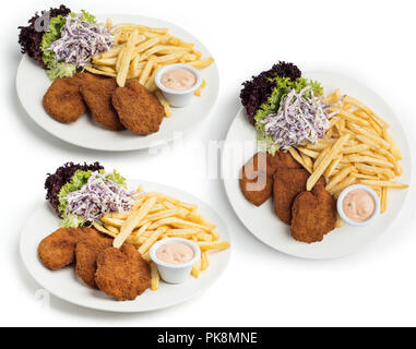Satz von Hähnchen Schnitzel Teller serviert mit Krautsalat, Pommes frites und dip-Schuß in verschiedenen Winkeln, Clipping path enthalten Stockfoto
