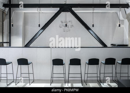 Eleganter Inneneinrichtung im Loft Stil mit grauen Wänden Stockfoto