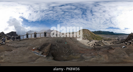 360 Grad Panorama Ansicht von Ein Krater des Vulkan Bromo - 3