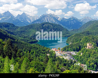 Blick auf die Alpen, Alpsee und Schloss Neuschwanstein Schwangau, märchenhafte fantasy Schloss von König Ludwig II. in den 1880er Jahren gebaut. Stockfoto