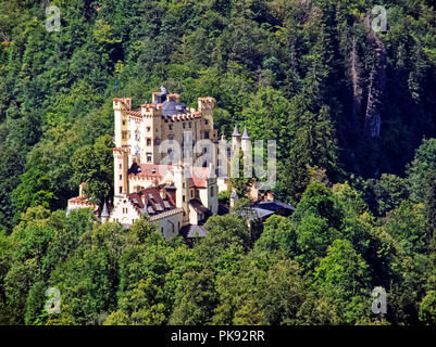 Schloss Hohenschwangau oder Schloss Hohenschwangau ist ein Palast aus dem 19. Jahrhundert im deutschen Ort Hohenschwangau in der Nähe der Stadt Füssen, Bayern. Stockfoto