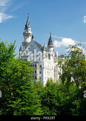 Die atemberaubende Märchenschloss Neuschwanstein Schloss (Schloss Neuschwanstein) oberhalb des Dorfes in der Nähe von Schwangau Füssen, Bayern, Stockfoto