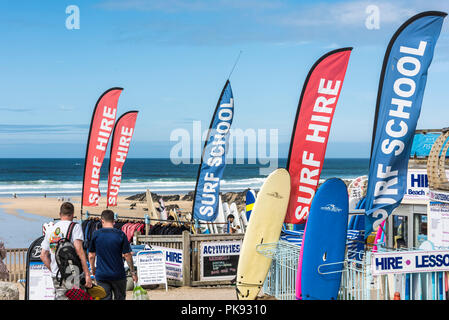 Autovermietung surfen Bannern an Fistral Beach in Newquay Cornwall. Stockfoto