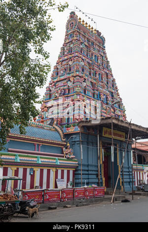 Ein Tempel Eingang in die Tamilische Viertel der ehemaligen französischen Kolonie. Tamil Nadu ist bekannt für seine farbenfrohen Tempel Strukturen bekannt Stockfoto