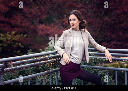 Ein attraktives und gut gekleidete Frau auf der Terrasse, während Sie posiert für die Kamera Stockfoto
