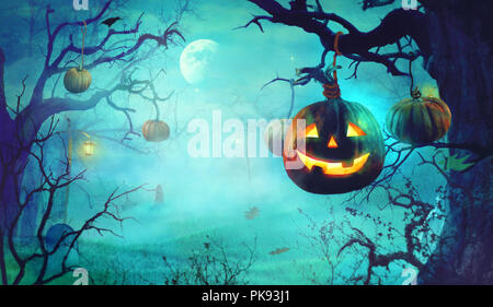 Halloween mit Kürbissen und dunklen Wald. Scary Halloween Design auf Tisch Stockfoto