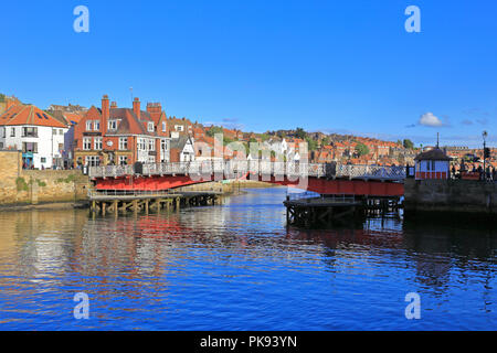 Die Hängebrücke über den Fluss Esk, Whitby, North Yorkshire, England, UK. Stockfoto