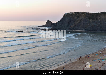 Odeceixe Strand in Costa Vicentina, während der Dämmerung, ein beliebtes Ziel für Surfer während der Sommersaison. Algarve, Portugal Stockfoto