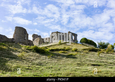 Corfe Castle, mit Blick auf die Burgruine von der öffentlichen Straße unten, Dorset, Großbritannien Stockfoto