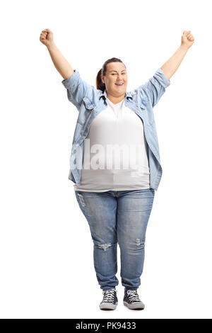 In voller Länge Porträt einer überglückliche Frau auf weißem Hintergrund hält ihre Hände hoch Stockfoto