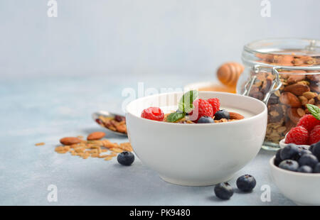 Hausgemachtes Müsli mit Joghurt und frischen Beeren, gesundes Frühstück Konzept. Stockfoto