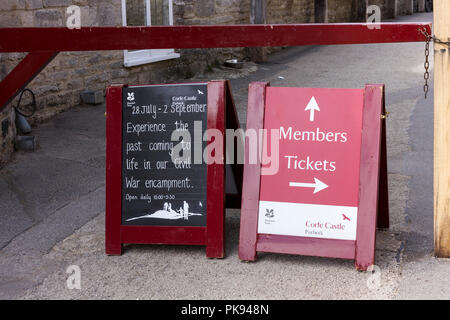 Eingang zu kaufen Tickets für Corfe Castle, Dorset, Großbritannien Stockfoto