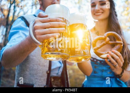 Paar Toasten mit Bier in Bayern Stockfoto