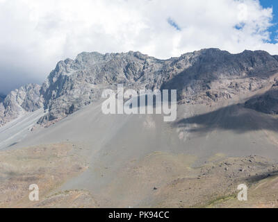 Cajon del Maipo. Maipo Canyon, eine Schlucht in der Anden. Chile. In der Nähe der Hauptstadt Santiago. Es bietet wunderschöne Landschaften. Stockfoto