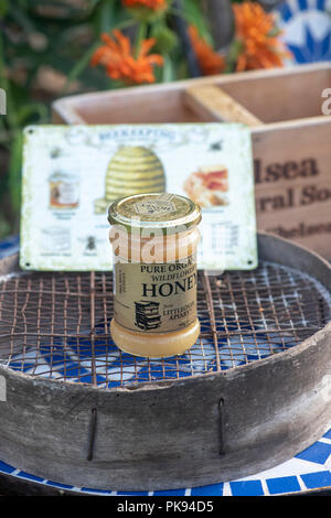 Jar von organischen Wildflower Honig auf einem Display an der RHS Wisley flower show. Surrey, Großbritannien Stockfoto