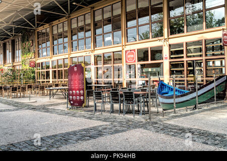 Cafe Terrasse in der Fußgängerzone der Parque das Nacoes (Park der Nationen) in Lissabon. In den frühen Morgenstunden, warten auf die ersten Gäste. Stockfoto