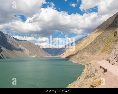 Berge und Gipfel Landschaft. See von jao. Cajon del Maipo. Santiago de Chile Stockfoto