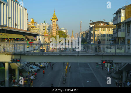 Mahabandoola Street, Sule Pagode und Uhrturm in Yangon, Myanmar Stockfoto