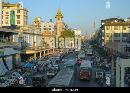 Mahabandoola Street, Sule Pagode und Uhrturm in Yangon, Myanmar Stockfoto