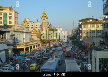 Mahabandoola Street, Sule Pagode und Uhrturm in Yangon, Myanmar Stockfoto