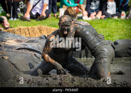 Zwei Frauen mud Wrestling zu einem Schlamm kämpfen Wettbewerb im Tiefland Spiele in Thorney Somerset Stockfoto