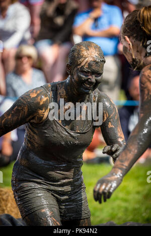 Zwei Frauen mud Wrestling zu einem Schlamm kämpfen Wettbewerb im Tiefland Spiele in Thorney Somerset Stockfoto