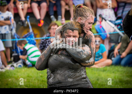 Zwei Frauen mud Wrestling zu einem Schlamm kämpfen Wettbewerb im Tiefland Spiele in Thorney Somerset Stockfoto