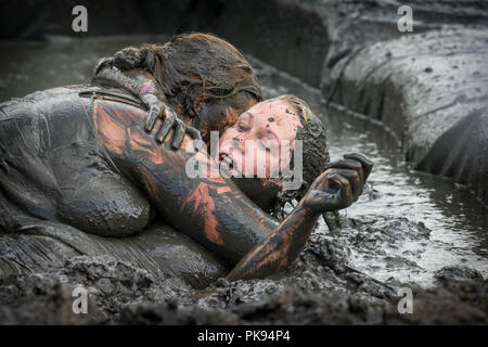 Zwei Frauen mud Wrestling zu einem Schlamm kämpfen Wettbewerb im Tiefland Spiele in Thorney Somerset Stockfoto