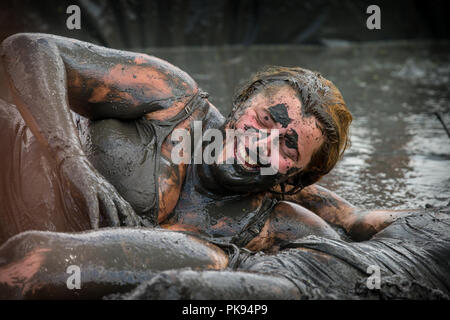 Zwei Frauen mud Wrestling zu einem Schlamm kämpfen Wettbewerb im Tiefland Spiele in Thorney Somerset Stockfoto