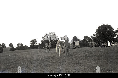 1930er Jahre, historischen, ländlichen Land Verfolgungsjagden, Herren in geeignete Kleidung, die an einem Schießen auf einem Hügel, traditionelle britische Landschaft fieldsport. Stockfoto