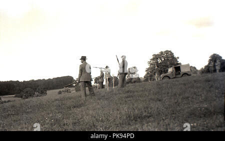 1930er Jahre, historischen, ländlichen Land Verfolgungsjagden, Herren in geeignete Kleidung, die an einem Schießen auf einem Hügel, traditionelle britische Landschaft fieldsport. Stockfoto