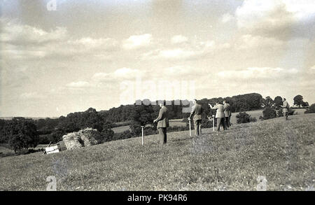 1930er Jahre, historischen, ländlichen Land Verfolgungsjagden, Herren in geeignete Kleidung, die an einem Schießen auf einem Hügel, traditionelle britische Landschaft fieldsport. Stockfoto