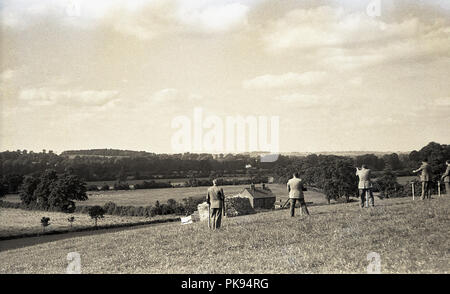 1930er Jahre, historischen, ländlichen Land Verfolgungsjagden, Herren in geeignete Kleidung, die an einem Schießen auf einem Hügel, traditionelle britische Landschaft fieldsport. Stockfoto