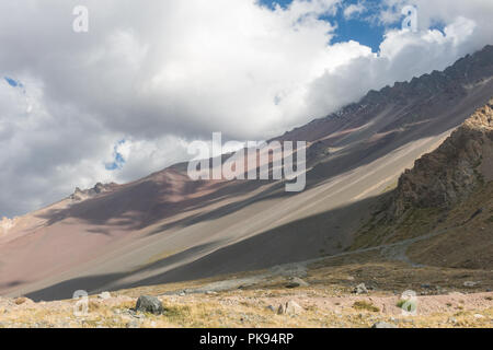 Cajon del Maipo. Maipo Canyon, eine Schlucht in der Anden. Chile. In der Nähe der Hauptstadt Santiago. Es bietet wunderschöne Landschaften. Stockfoto