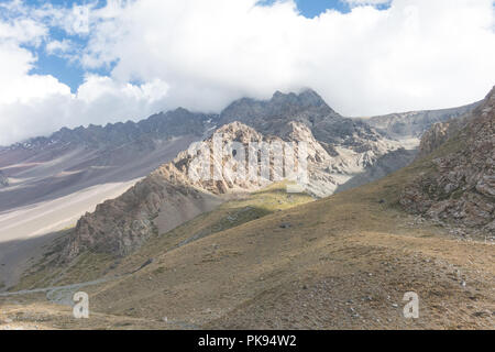 Cajon del Maipo. Maipo Canyon, eine Schlucht in der Anden. Chile. In der Nähe der Hauptstadt Santiago. Es bietet wunderschöne Landschaften. Stockfoto