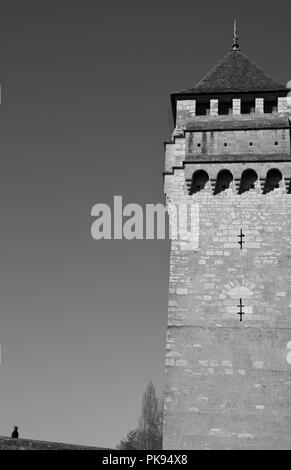 Eine der Wachtürme auf die mittelalterliche Brücke, Pont Valentré, Cahors, Lot, Royal, Frankreich, Europa Stockfoto