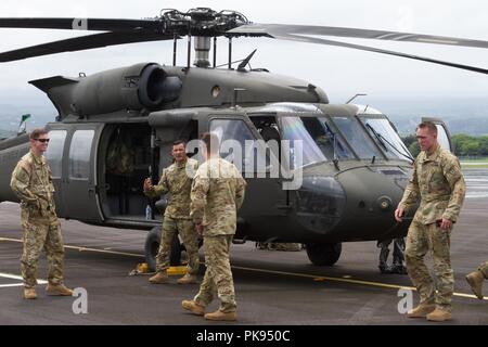 Soldaten aus UH-60 Black Hawk Flugzeugbesatzungen, 25 Combat Aviation Brigade, 25 Infanterie Division, Washington, Vorbereiten zum Verteidigungsministerium Unterstützung Missionen, die Federal Emergency Management Agency als Teil der Gemeinsamen Task Force 5-0 am 12.08.26, 2018, 26. August 2018. Diese Task Force wurde eingerichtet, um die Auswirkungen von Hurrikan Lane auf Hawaii zu reagieren. Der lokalen und staatlichen Behörden von Hawaii, durch JTF 5-0 beantragt, HH-60M Black Hawk Hubschraubern mit Hebezeug Fähigkeit lokaler Behörden mit Wiederherstellungs Operationen auf der Insel von Hawaii zu unterstützen. JTF 5-0 ist eine gemeinsame Aufgabe von Stockfoto